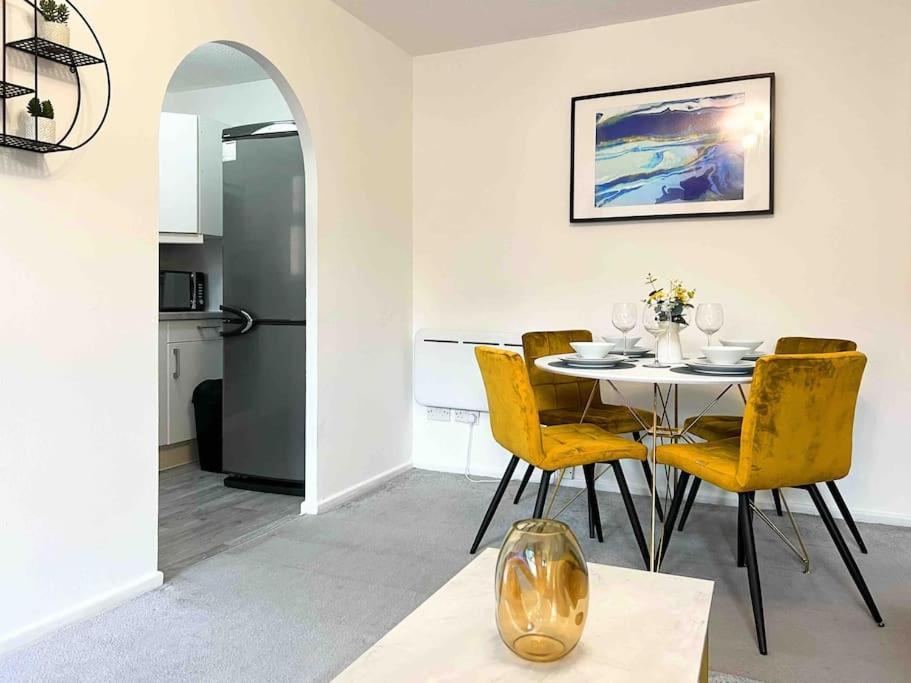 Apartament Free Parking - Business Or Relocation - Weekly Or Monthly - 4 Guests By Hofin Stays Short Lets & Serviced *