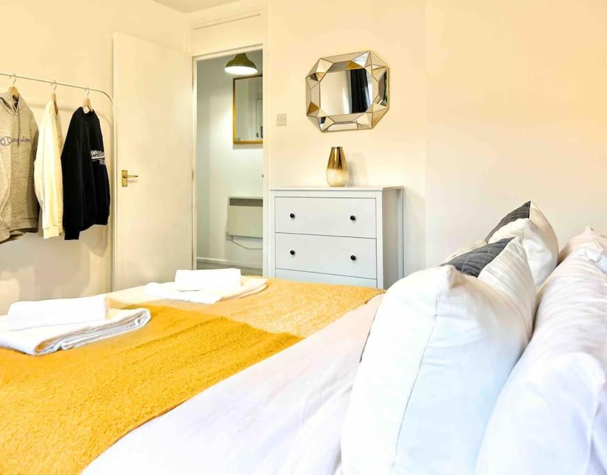 Free Parking - Business Or Relocation - Weekly Or Monthly - 4 Guests By Hofin Stays Short Lets & Serviced Apartament *